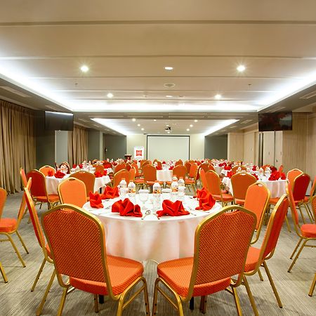 Ibis Surabaya City Center Экстерьер фото
