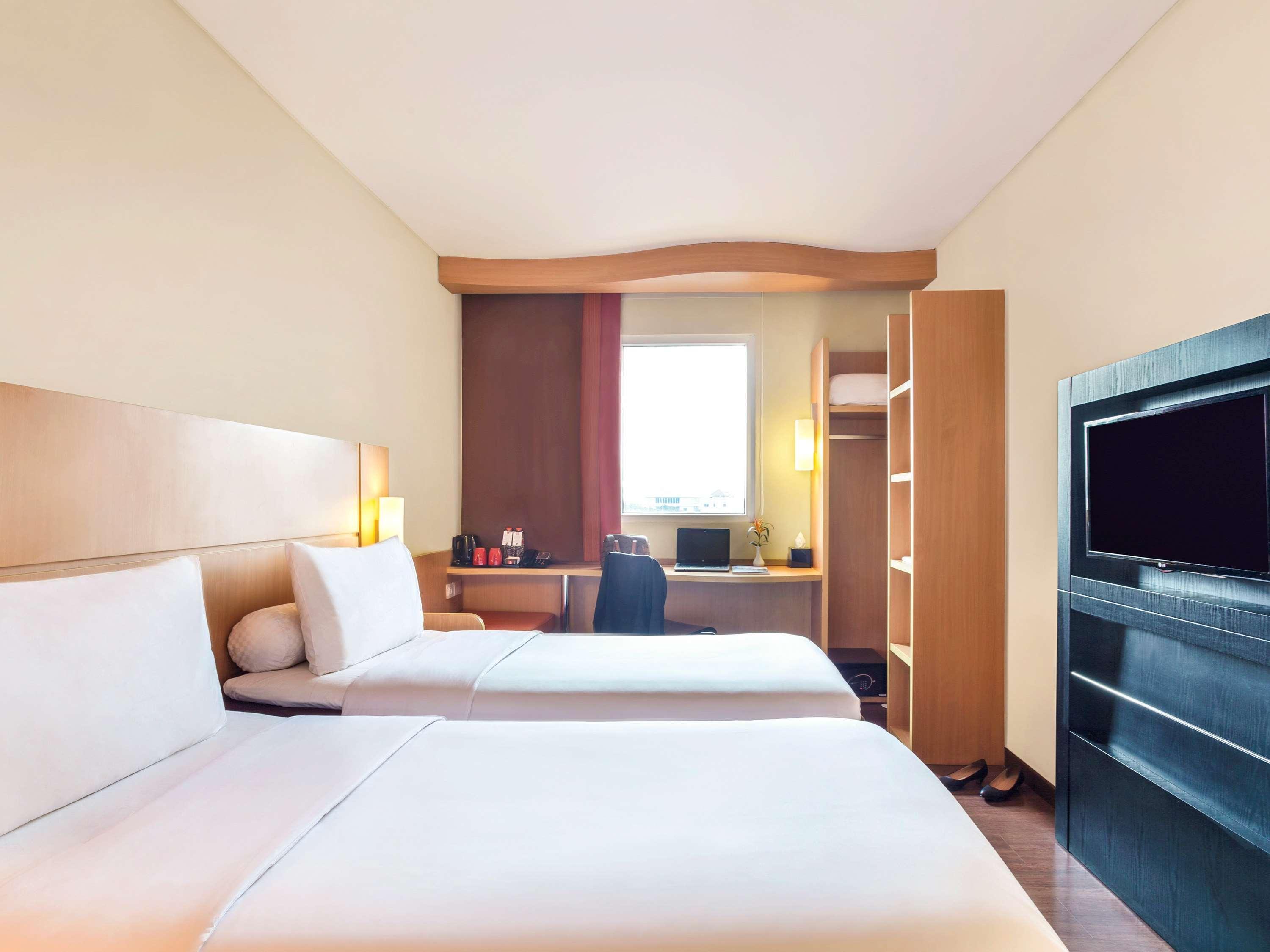 Ibis Surabaya City Center Экстерьер фото
