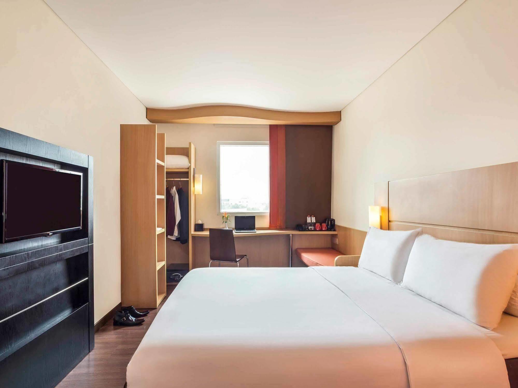 Ibis Surabaya City Center Экстерьер фото