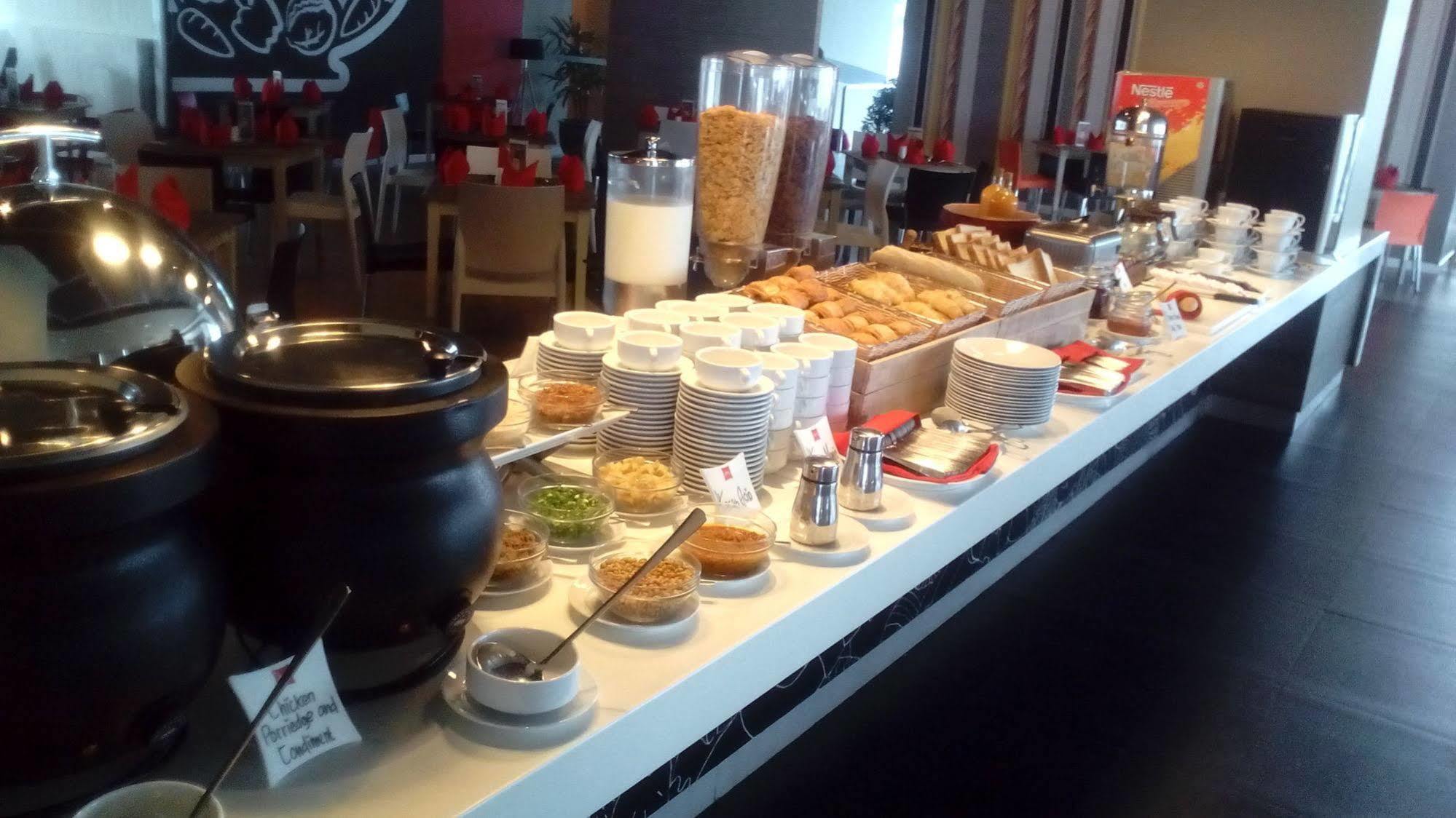Ibis Surabaya City Center Экстерьер фото