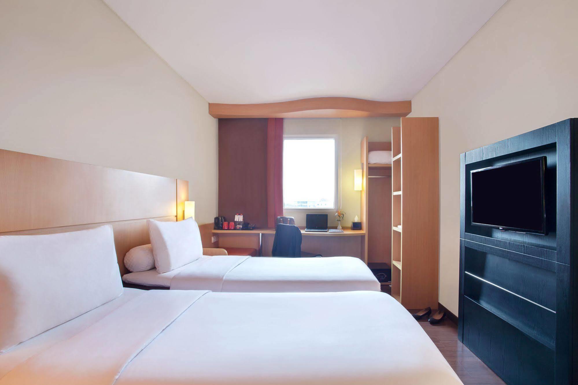 Ibis Surabaya City Center Экстерьер фото