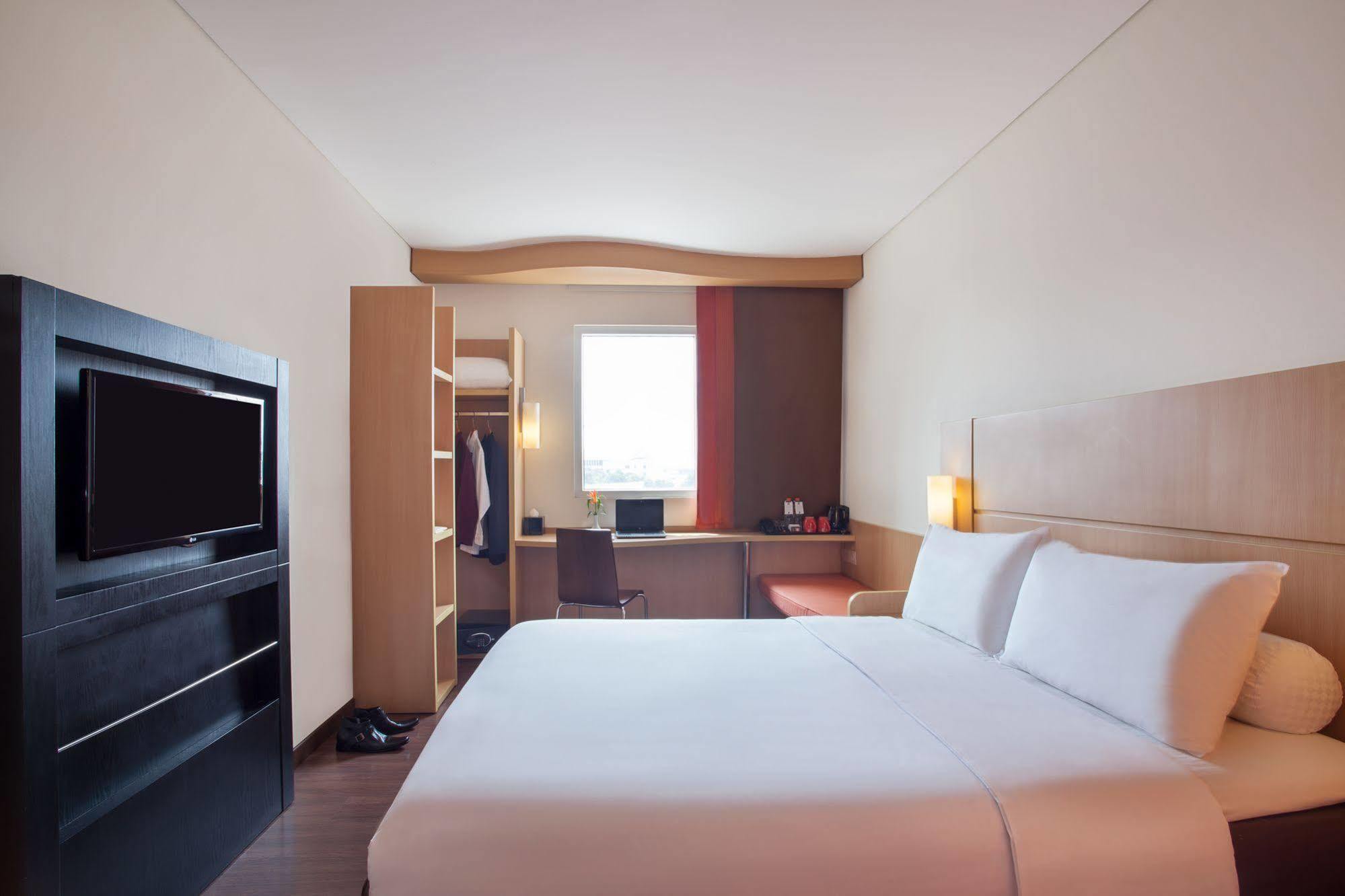 Ibis Surabaya City Center Экстерьер фото